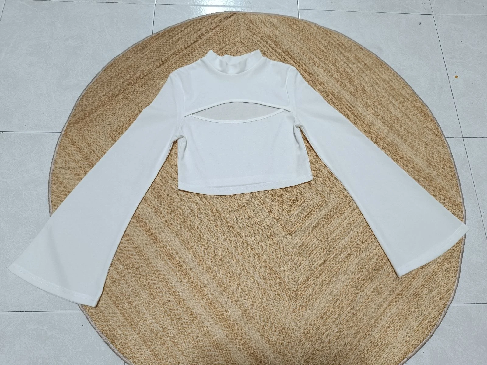 Blusa feminina branca com mangas acampanadas. Blouse femme – photo 4